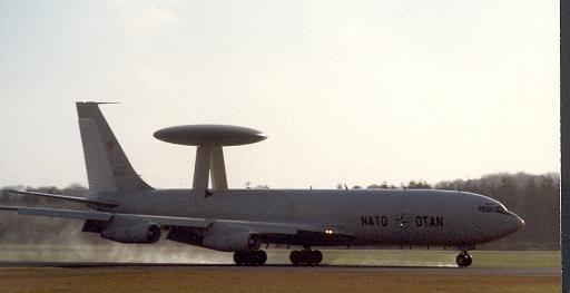 1986-10 Awacs in landing.jpg